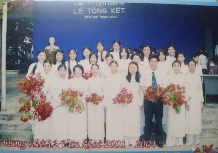 Lớp 12 Văn – “Nhị thập tam tú – xẹt” – 23 tiểu nữ cùng với thầy chủ nhiệm ngày ra trường